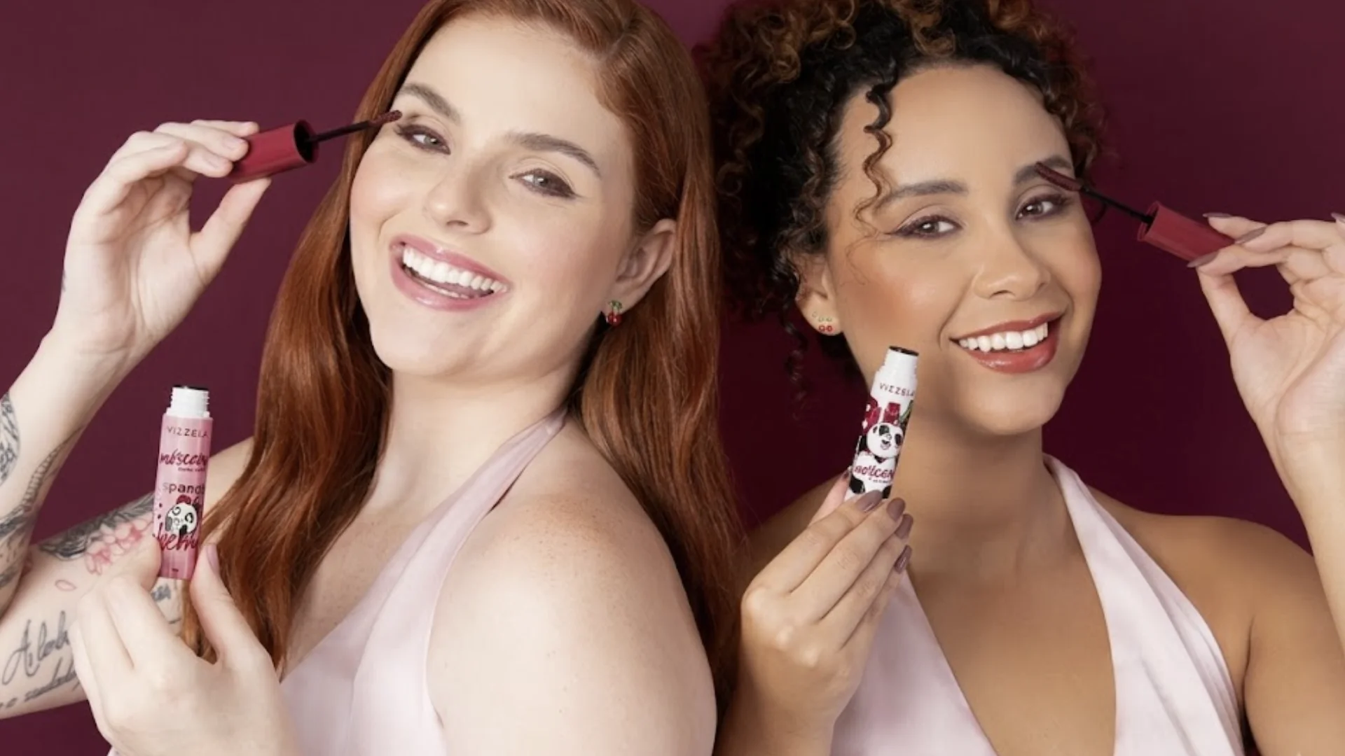 Três modelos apresentam pós faciais coloridos da Vizzela em campanha de maquiagem.