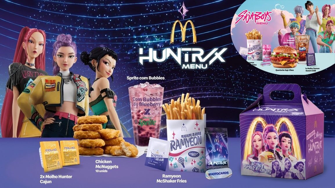 Painel digital do McDonald's exibe personagens de Guerreiras do K-POP segurando embalagens do HUNTR/X Menu.