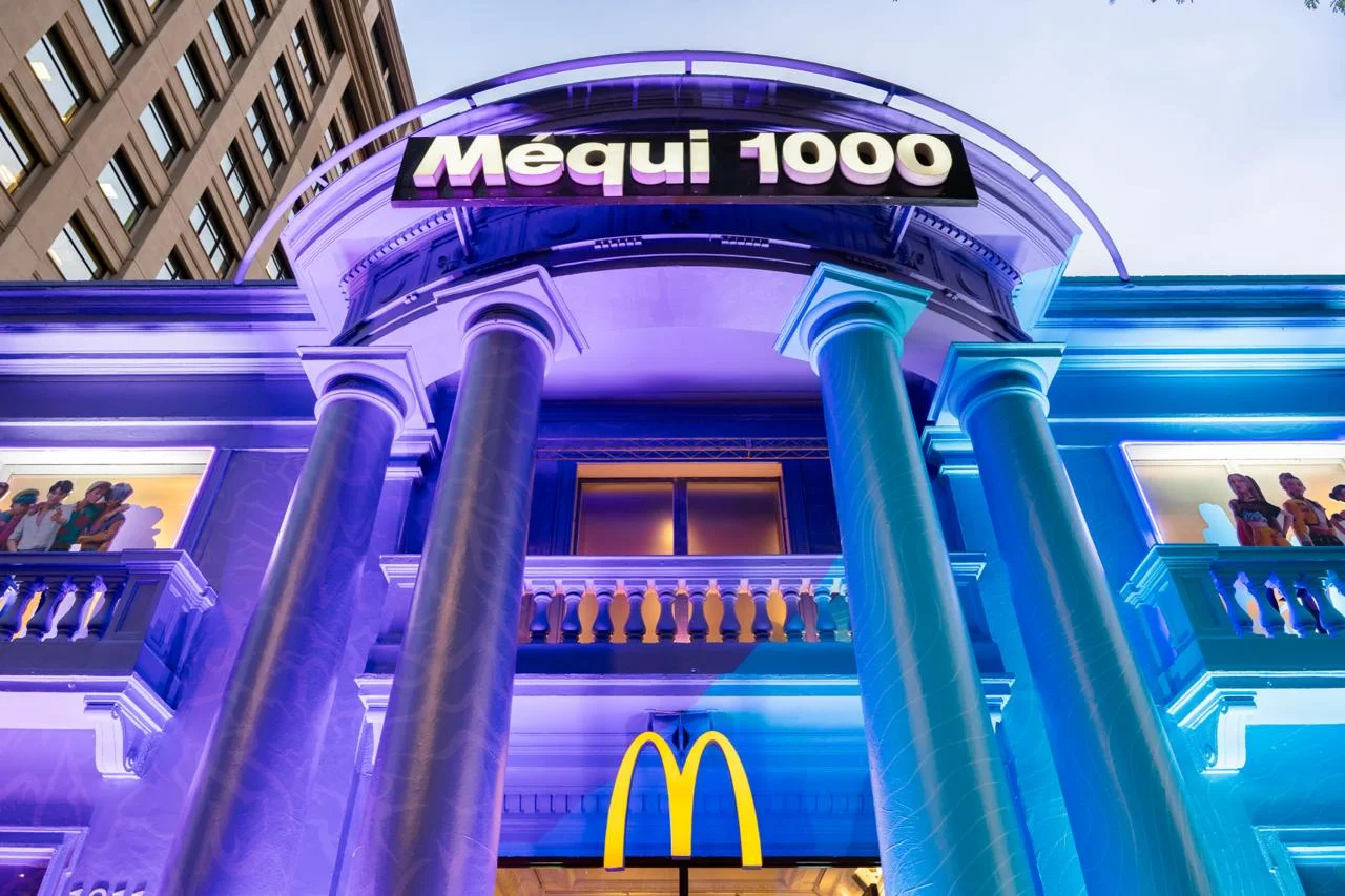 Entrada do Méqui 1000 iluminada com as cores da ambientação de Guerreiras do K-Pop.