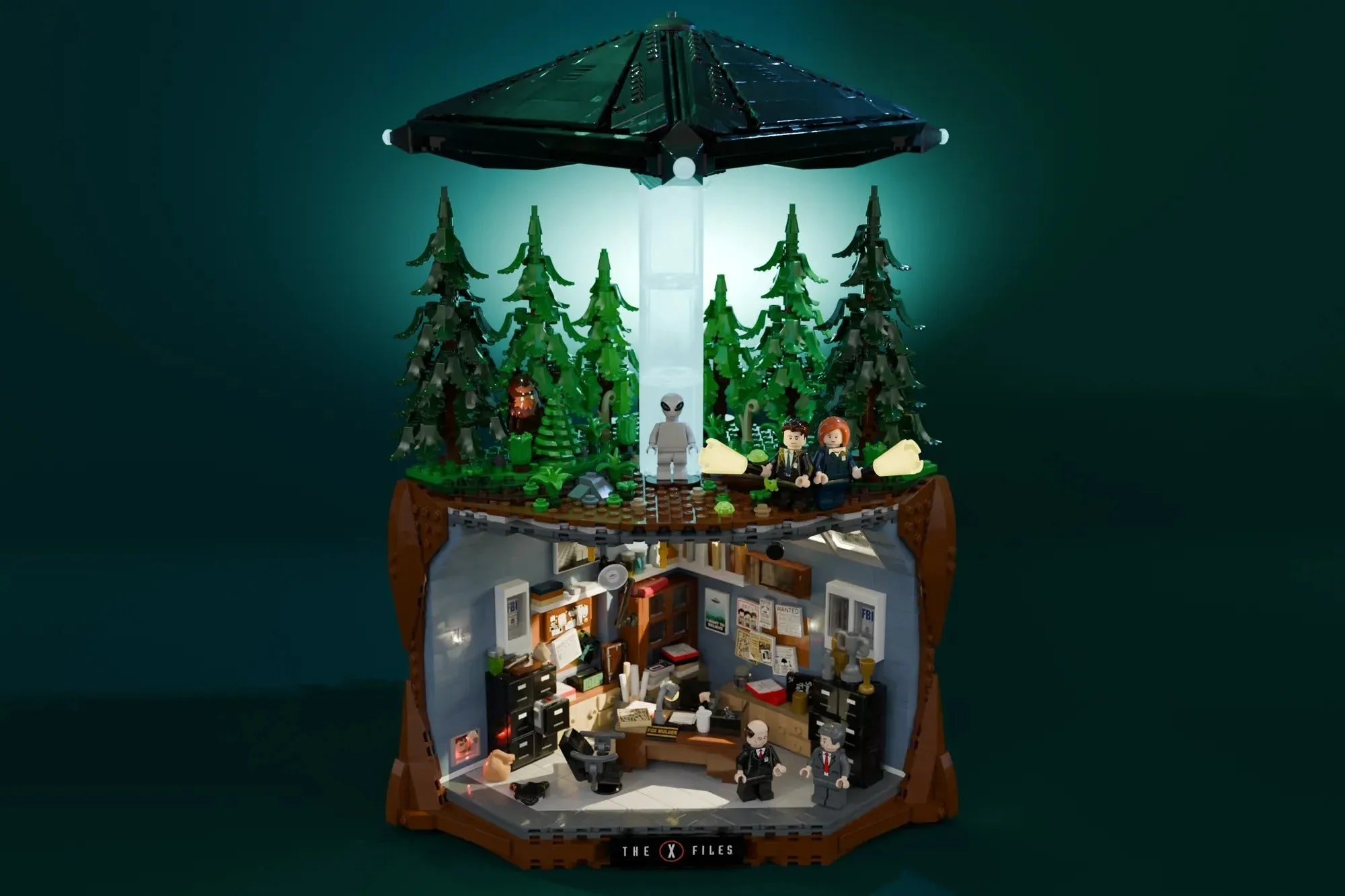 Set LEGO de Arquivo X com floresta, OVNI e escritório de investigação.