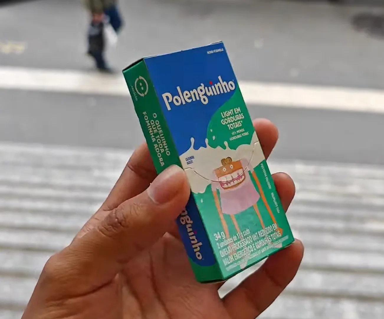 Polenguinho distribuído em ativação na Avenida Paulista