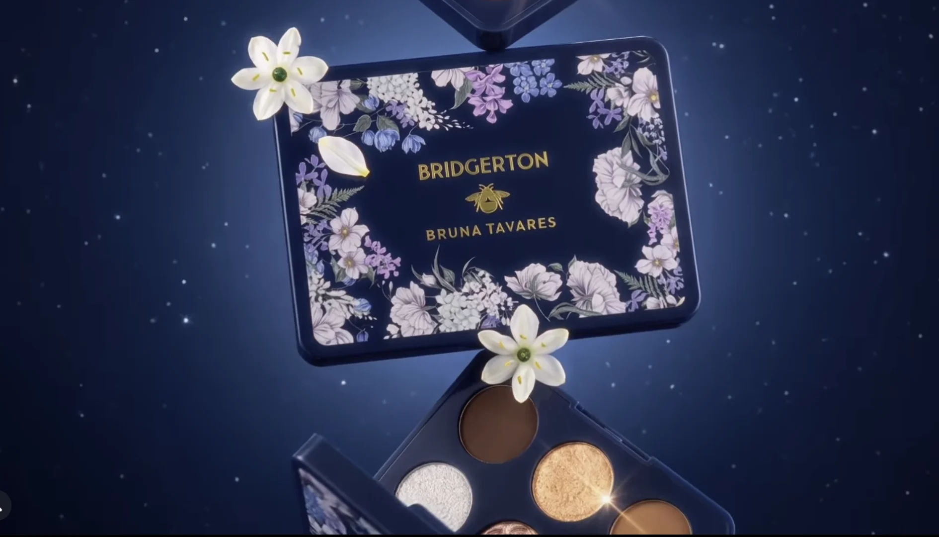 Paleta de sombras Bridgerton x Bruna Tavares aberta, com acabamento floral na embalagem e tons neutros cintilantes.