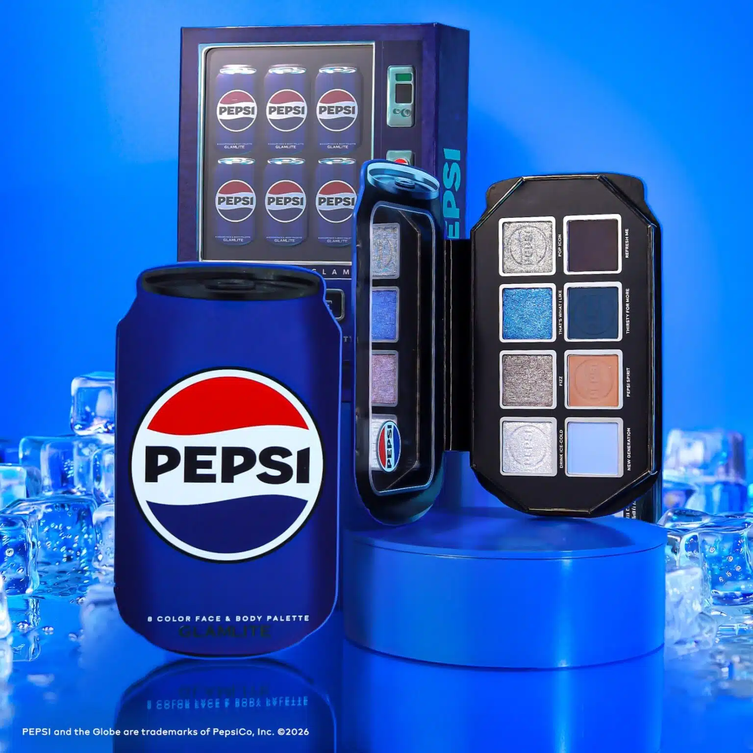 Paleta de maquiagem da coleção Pepsi x Glamlite Cosmetics em embalagem de lata de refrigerante, acompanhada por estojo temático e sombras em tons de azul, prata e preto.