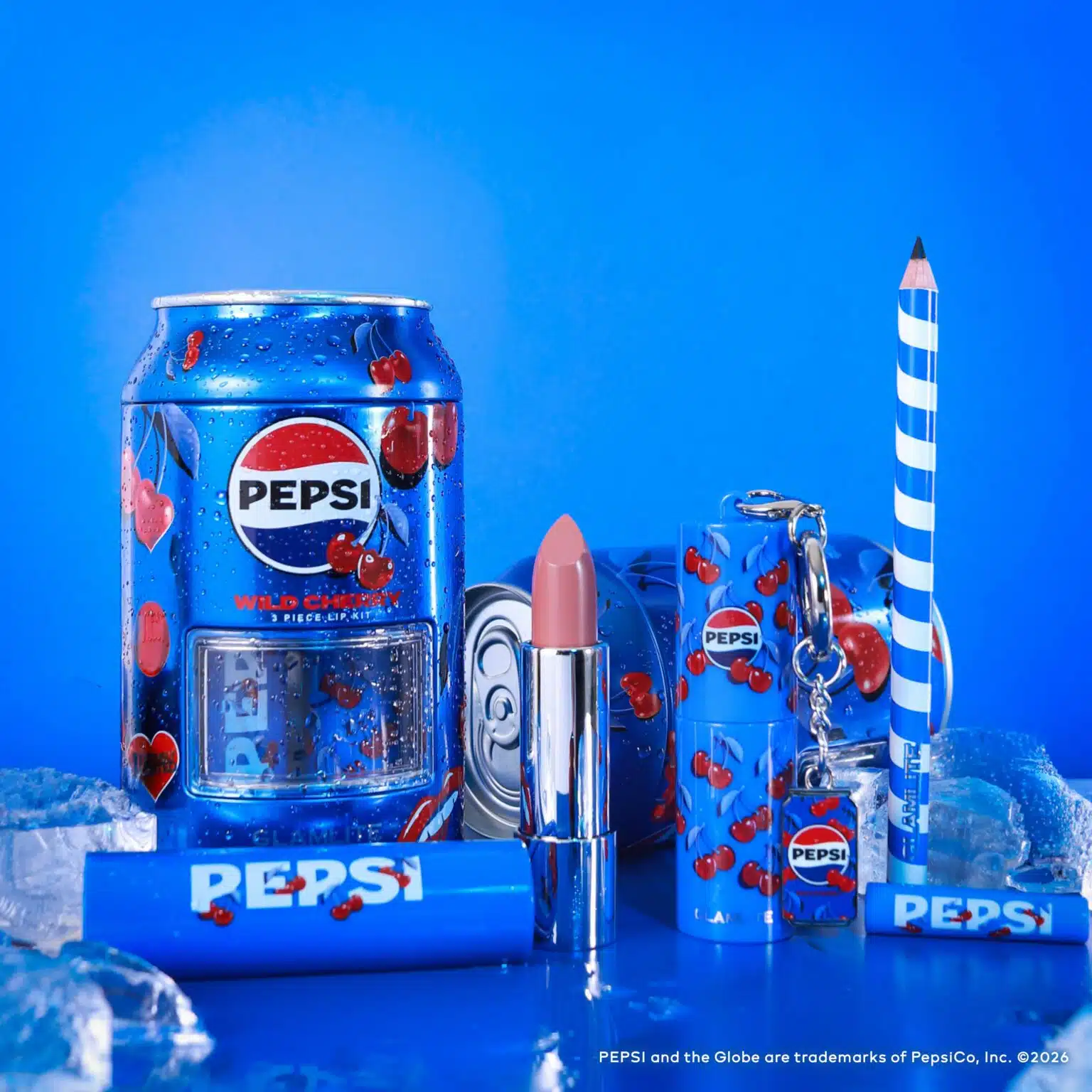 Kit labial da coleção Pepsi Wild Cherry com batom, gloss, lápis de boca e embalagem decorada com cerejas inspiradas no sabor do refrigerante.