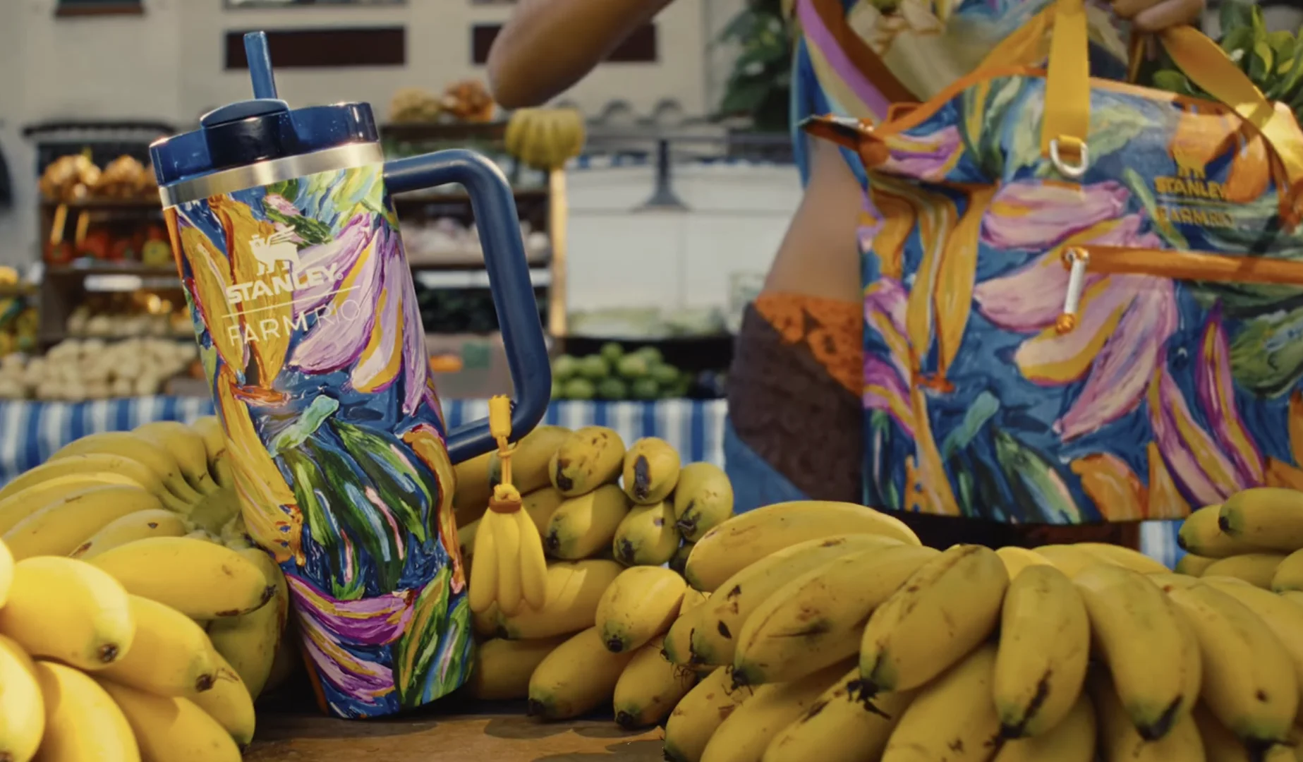 Copo Stanley x FARM Rio com estampa tropical entre bananas.