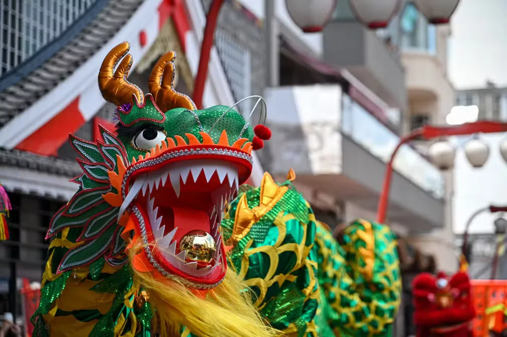 Dragão chinês durante celebração cultural em São Paulo.