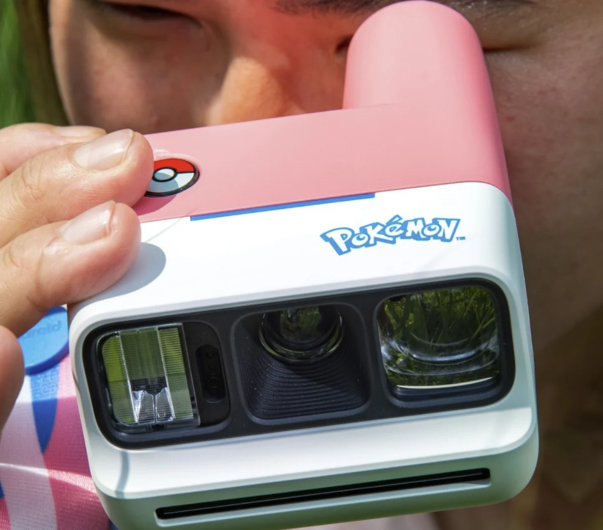 Câmera Polaroid temática de Pokémon em detalhe