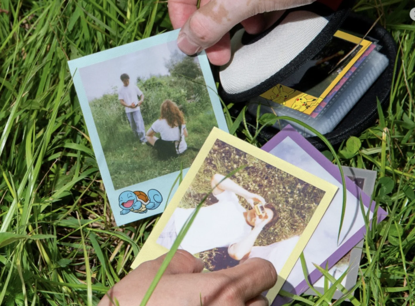 Fotos instantâneas com molduras de Pokémon sobre a grama