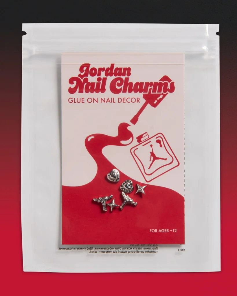Embalagem do Jordan Nail Charms com cinco pingentes metálicos para decoração de unhas.
