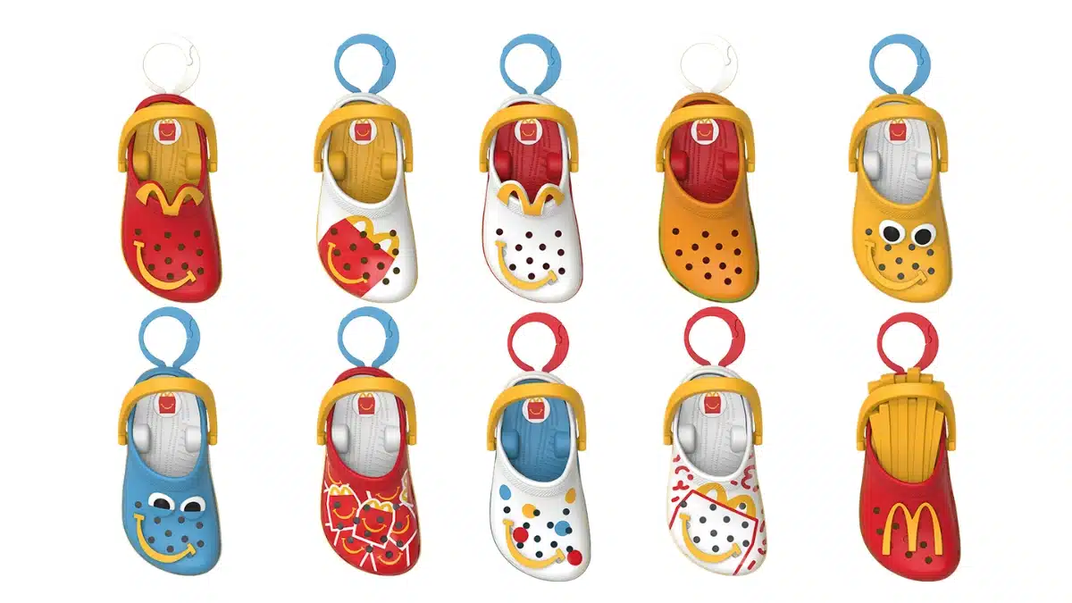Os 10 modelos de mini Crocs colecionáveis do McLanche Feliz organizados sobre fundo branco.