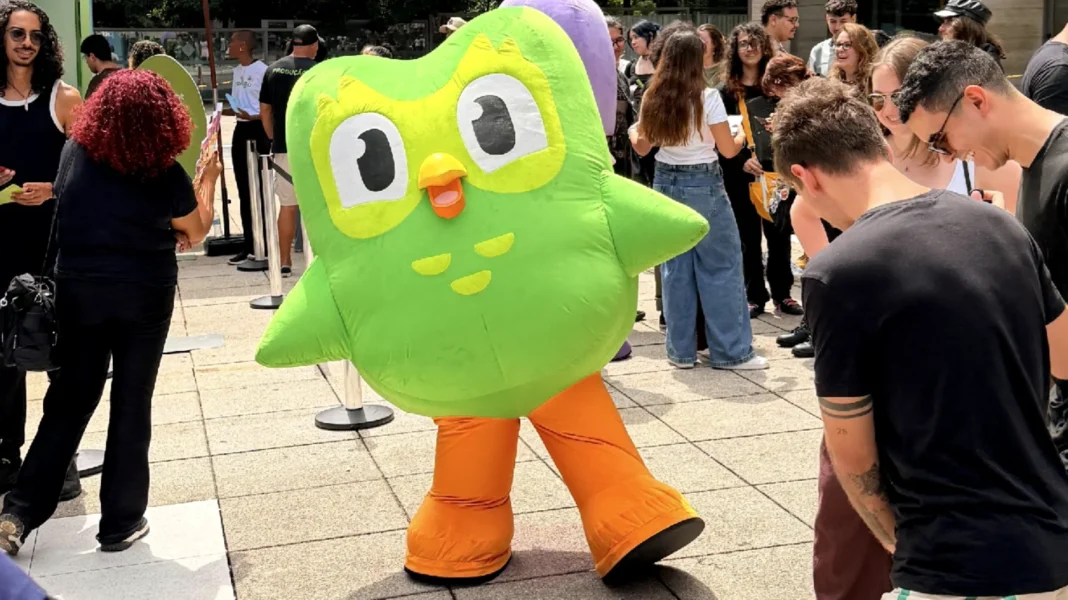 Mascote Duo em ativação do Duolingo na Avenida Paulista