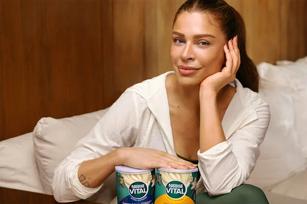 Grazi Massafera posa ao lado de embalagens do Nestlé Vital.