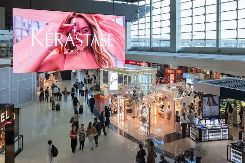 House of Gloss da Kérastase vista no terminal do aeroporto