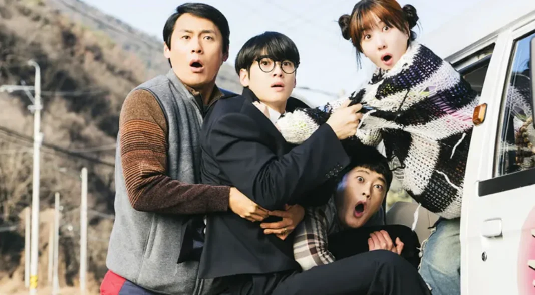 Personagens de K-drama reagem surpresos ao lado de um carro.
