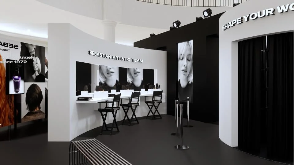 Área de penteados da pop-up Sebastian Professional, com bancadas, espelhos e cadeiras.