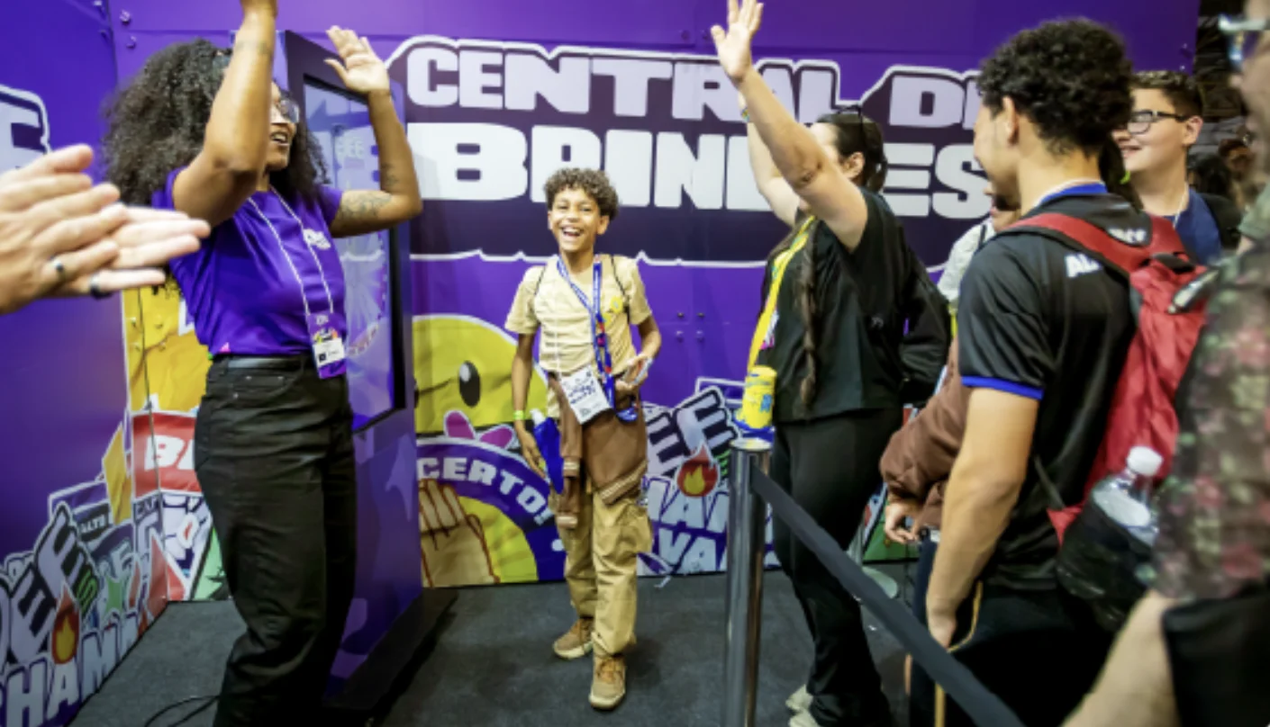 Jovens participam de ativação durante a Expo CIEE.