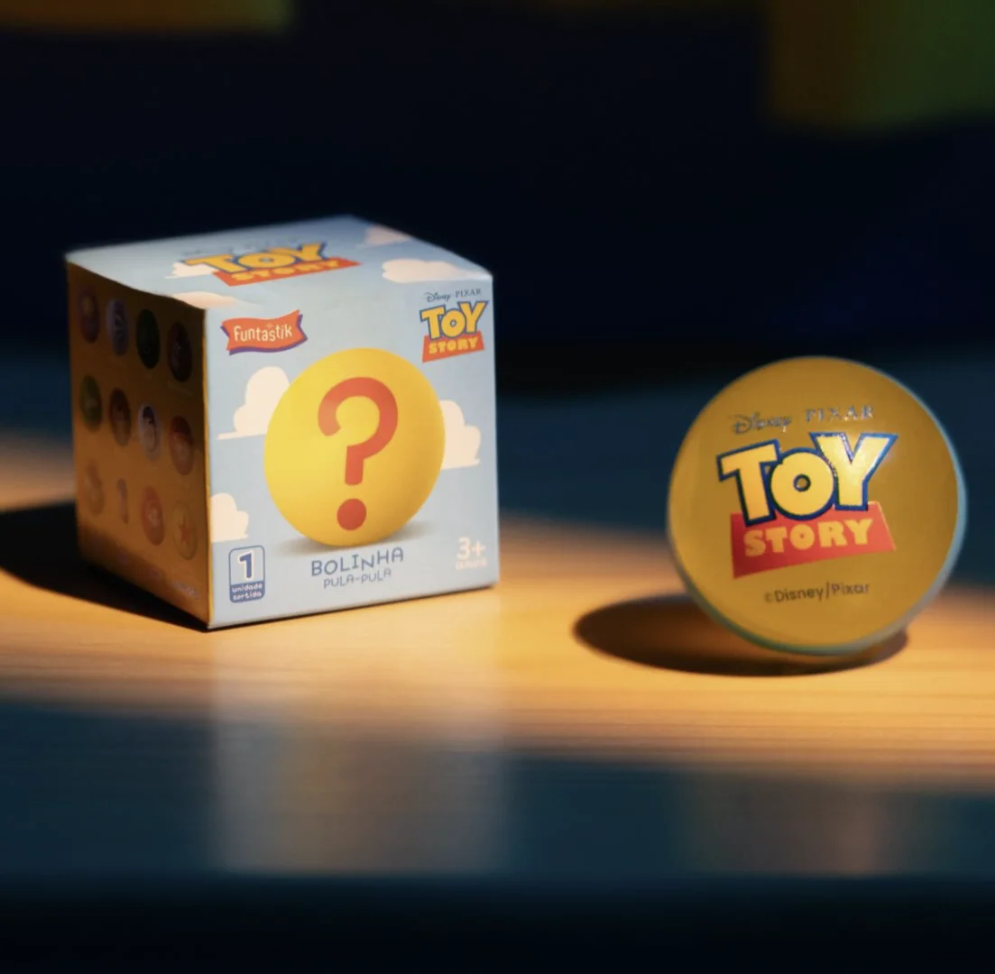 Caixa-surpresa e bolinha colecionável de Toy Story