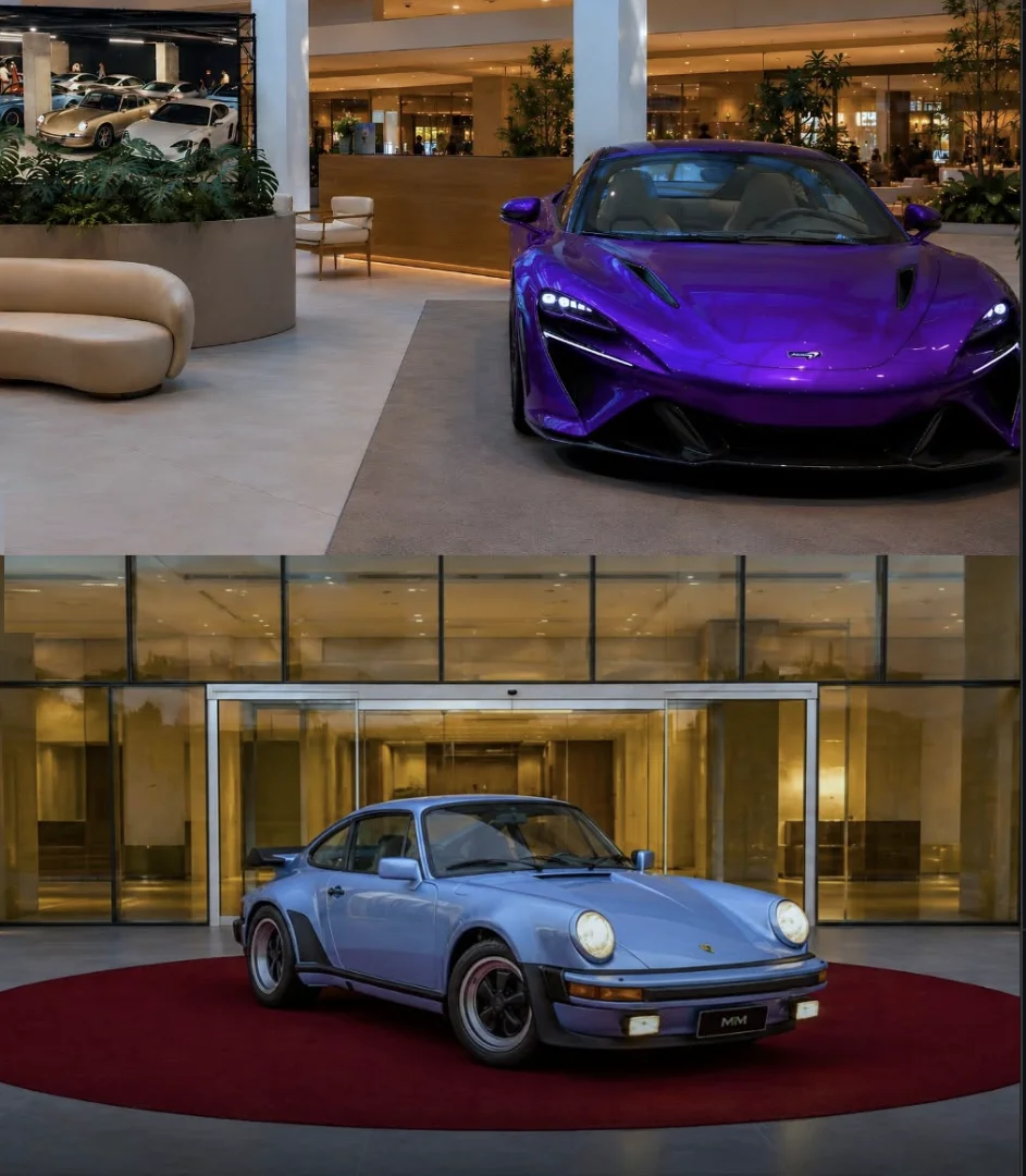 McLaren roxa e Porsche clássico em exposição de carros.