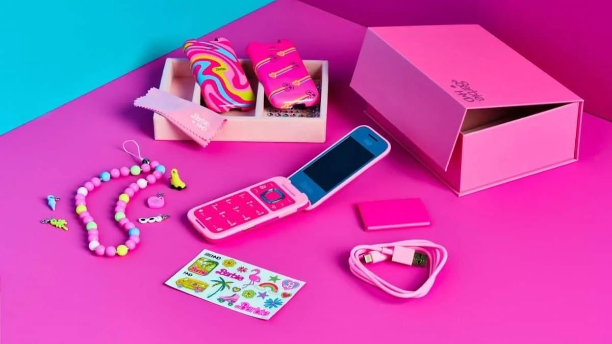 HMD Barbie Phone rosa com acessórios temáticos.