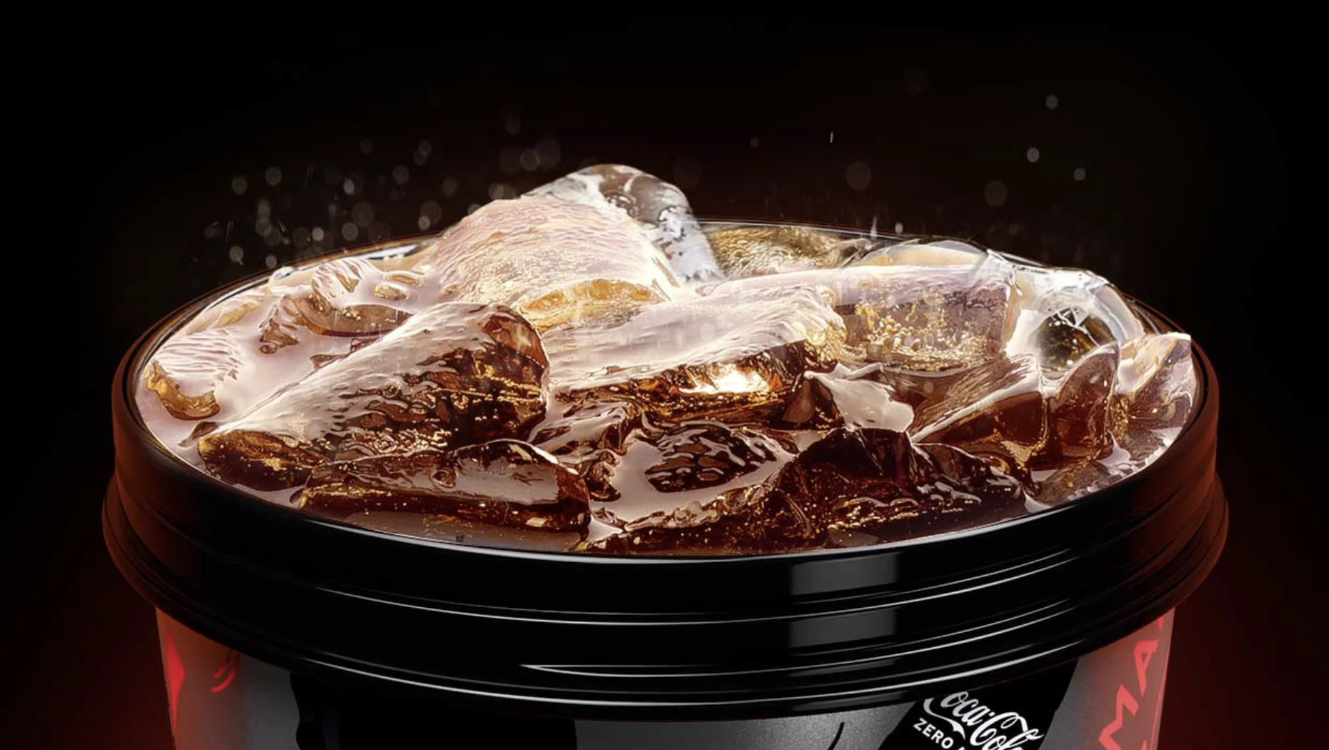 Copo reutilizável Cinemark com Coca-Cola e gelo