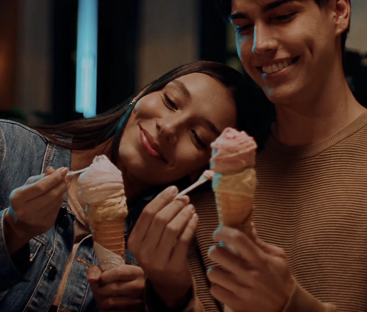 Casal sorrindo enquanto toma gelato em cascão.