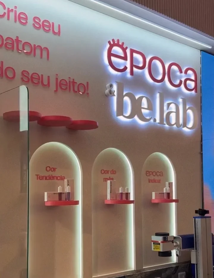 Área Época be.lab com opções de batons personalizados.
