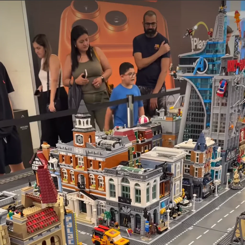 Visitantes observam cidade de LEGO em exposição no Rio.