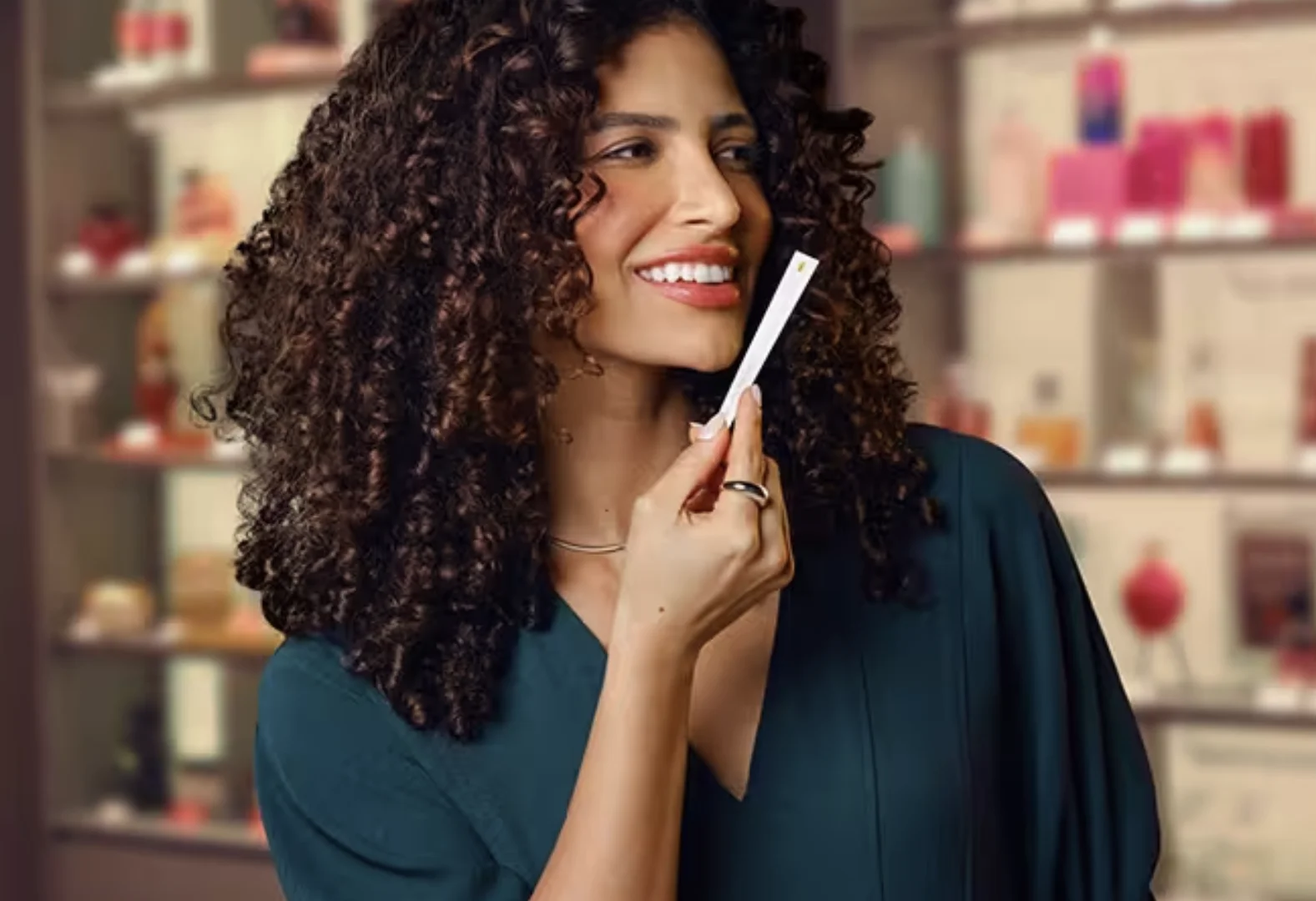 Mulher sente perfume na Fita Premiada do Boticário