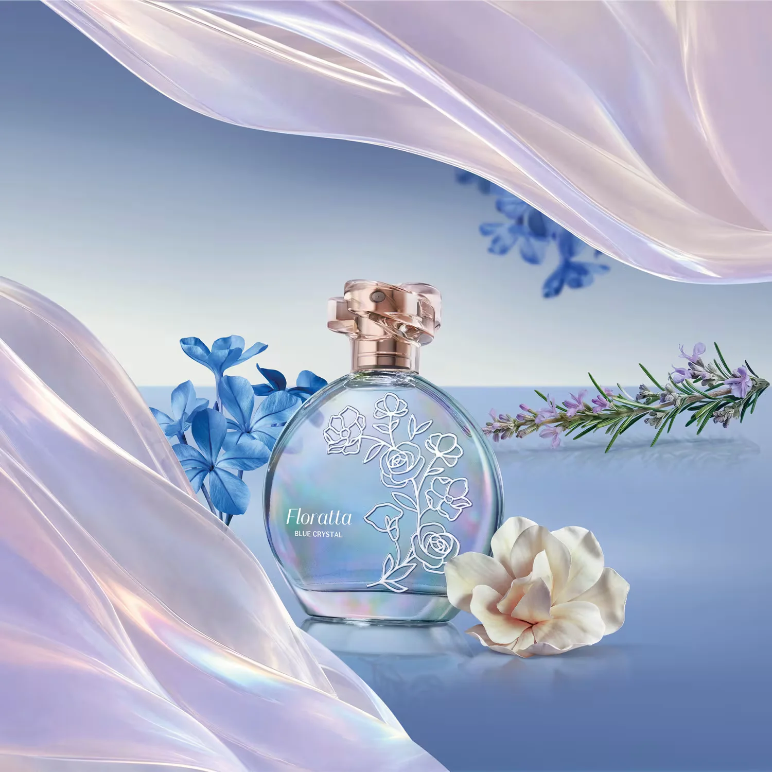 Perfume Floratta Blue Crystal entre flores azuis