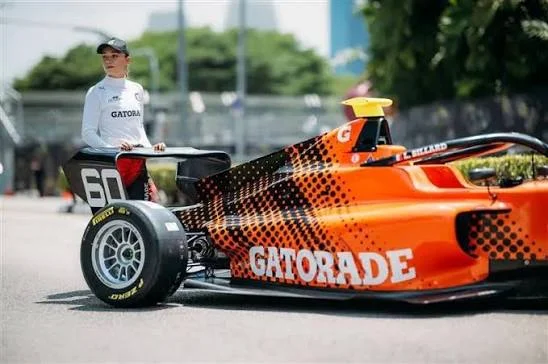 Carro de corrida temático da Gatorade