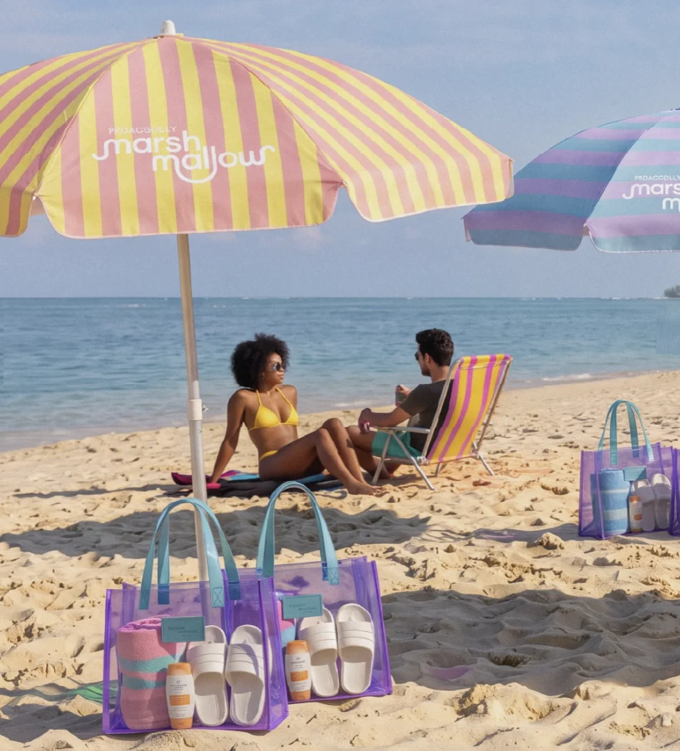 Guarda-sóis e brindes Piccadilly Marshmallow na praia.