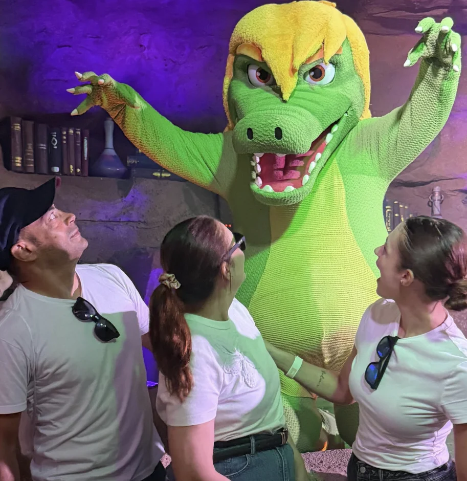 Cuca recebe visitantes no Parque Sítio do Picapau Amarelo