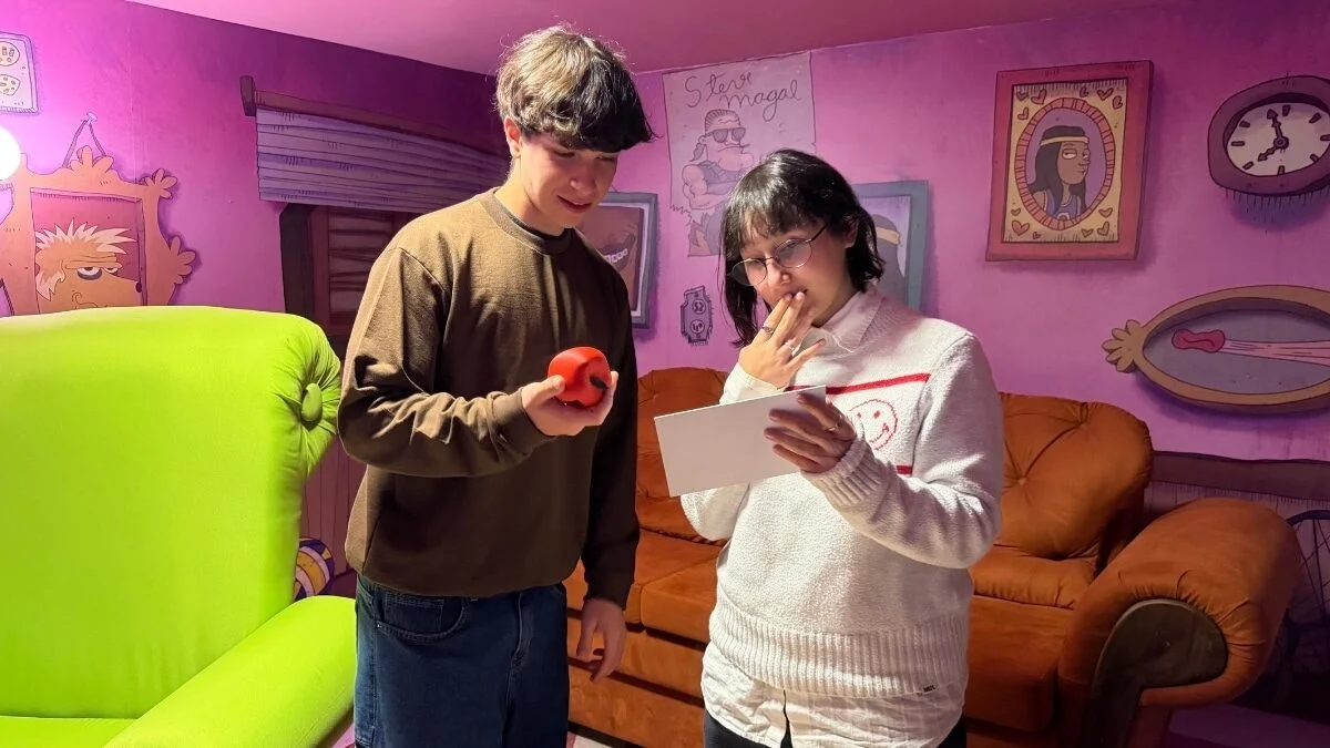 Dupla participa do escape room temático de Irmão do Jorel.