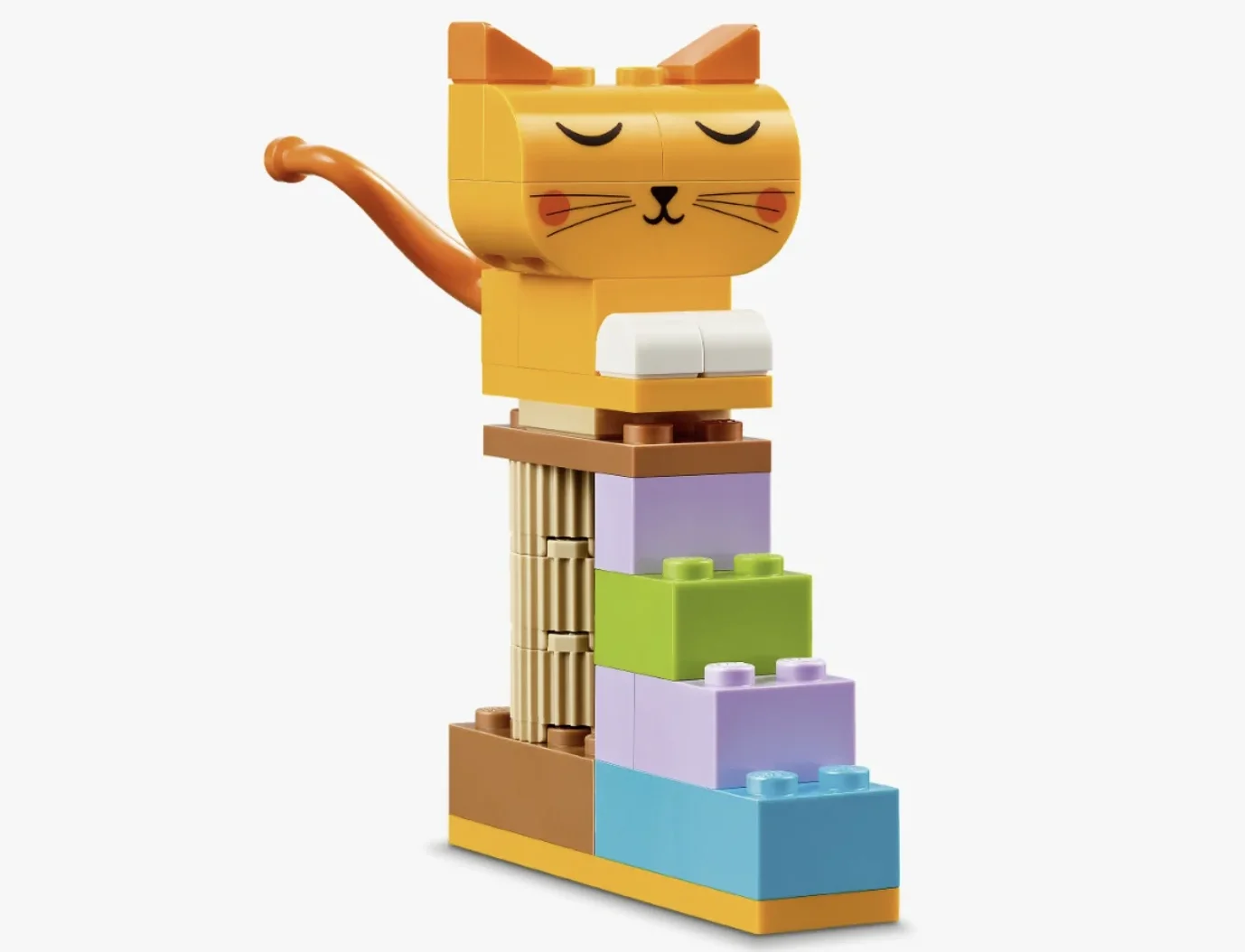 Gato de LEGO montado sobre peças coloridas