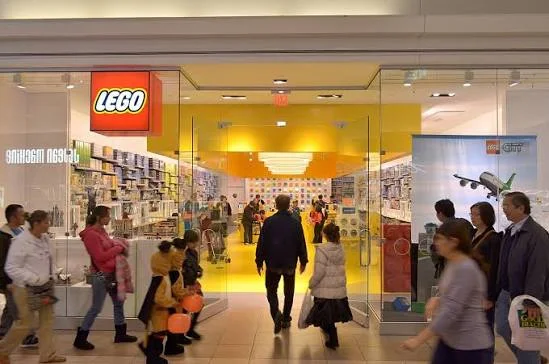 Entrada de uma LEGO Store em shopping.