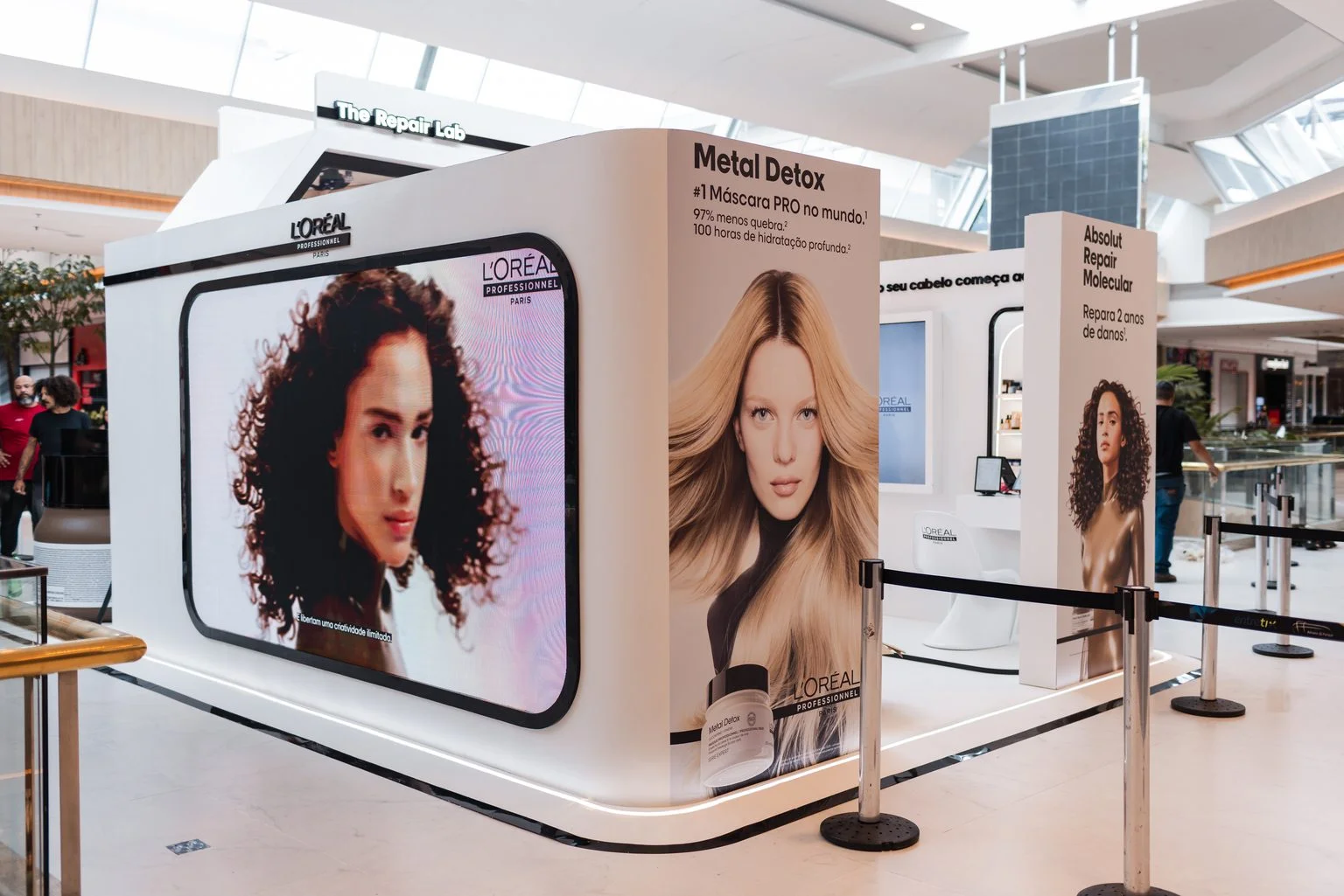 Painéis das linhas Metal Detox e Absolut Repair Molecular na pop-up da L’Oréal Professionnel.