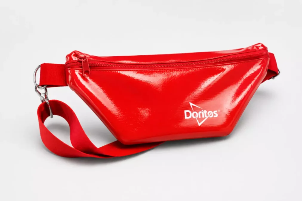 Pochete vermelha da Doritos.