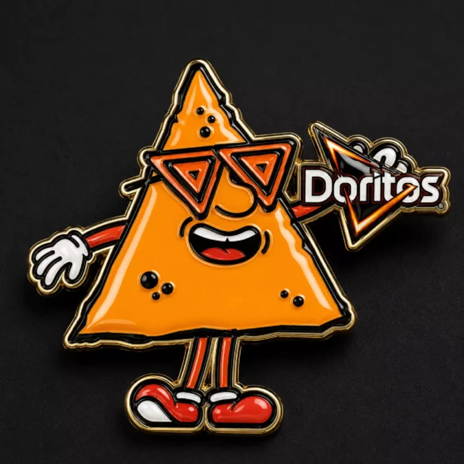 Pin colecionável da Doritos.