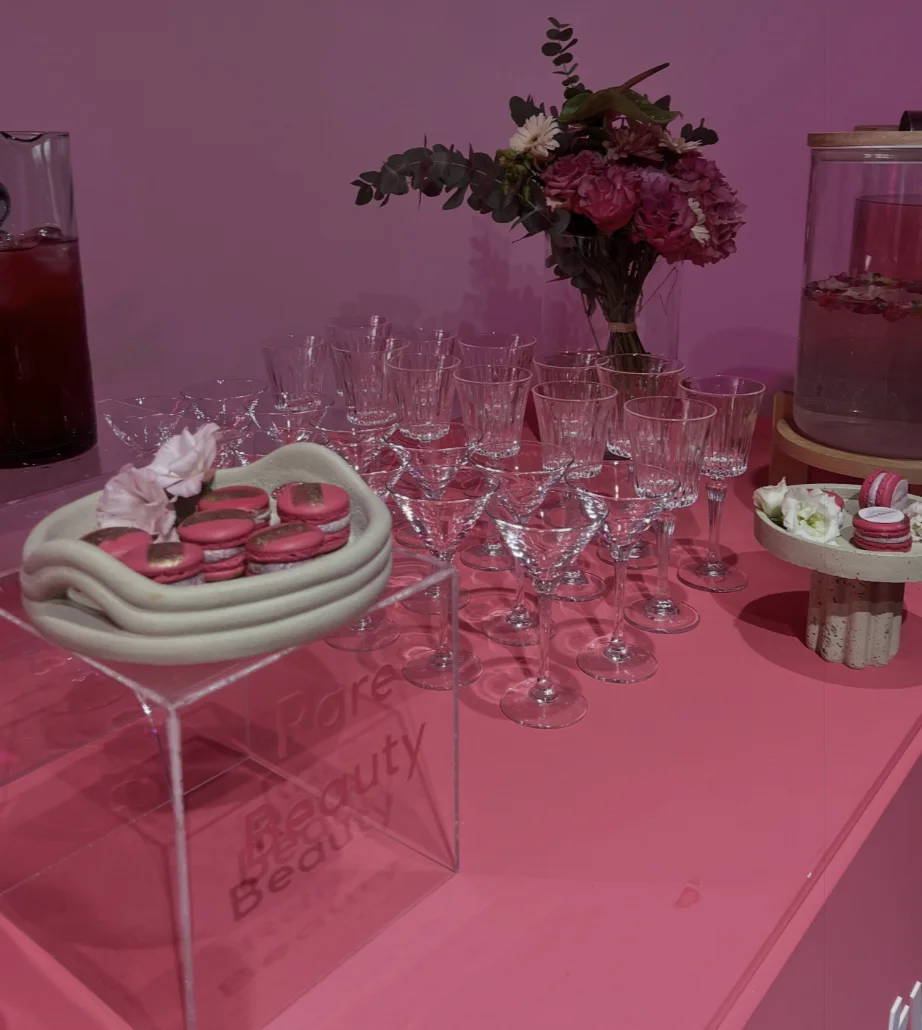 Mesa com doces e bebidas na pop-up da Rare Beauty