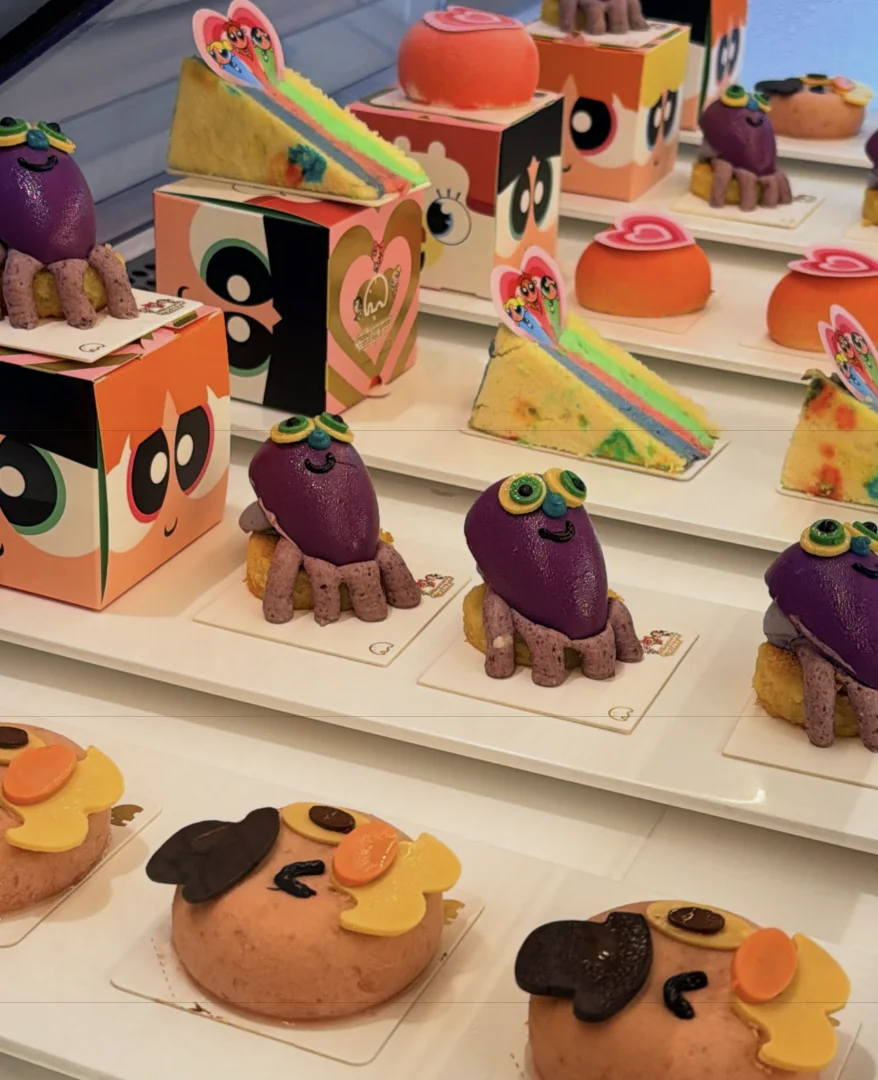 Bebidas e doces temáticos da We Coffee com As Meninas Superpoderosas.