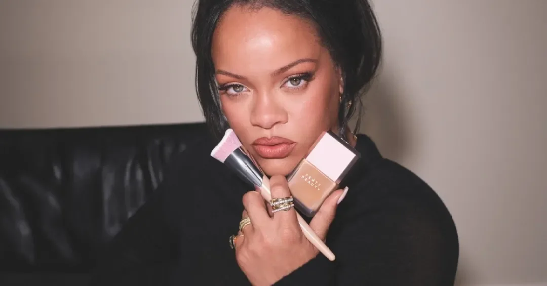 Rihanna apresenta nova base da Fenty Beauty
