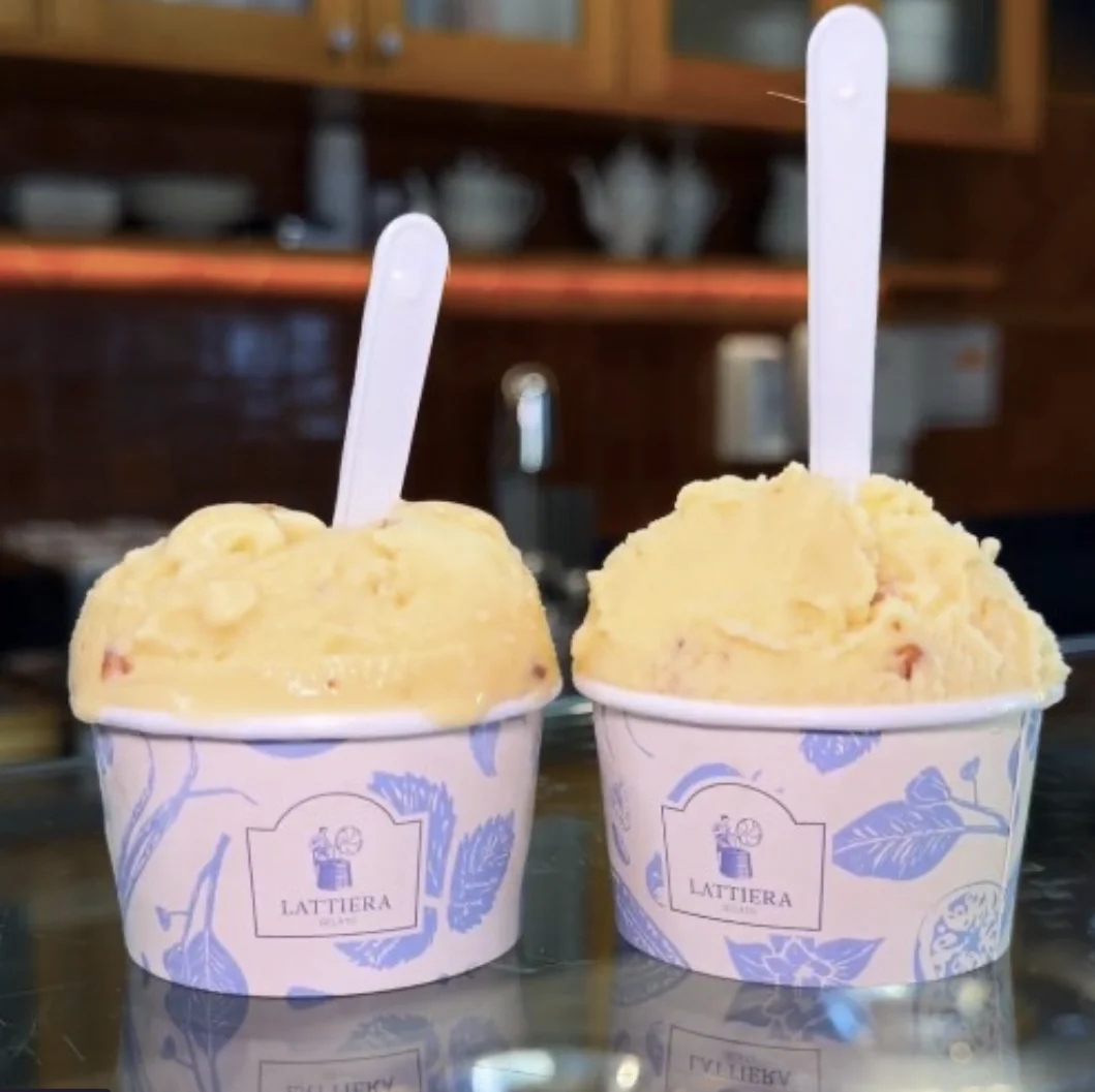 Dois copinhos de gelato da Lattiera