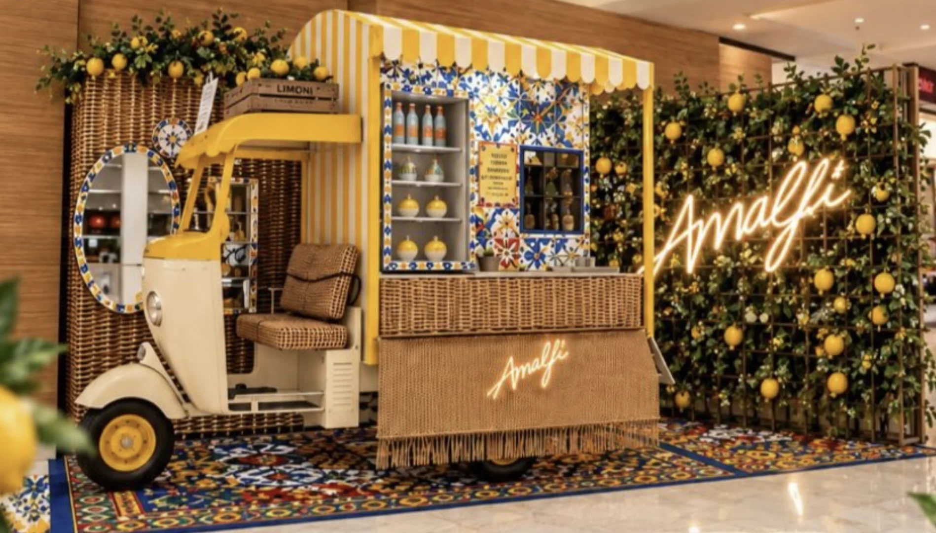 Nova unidade da Amalfi no Shopping Morumbi, com decoração de limões, azulejos coloridos e veículo italiano.