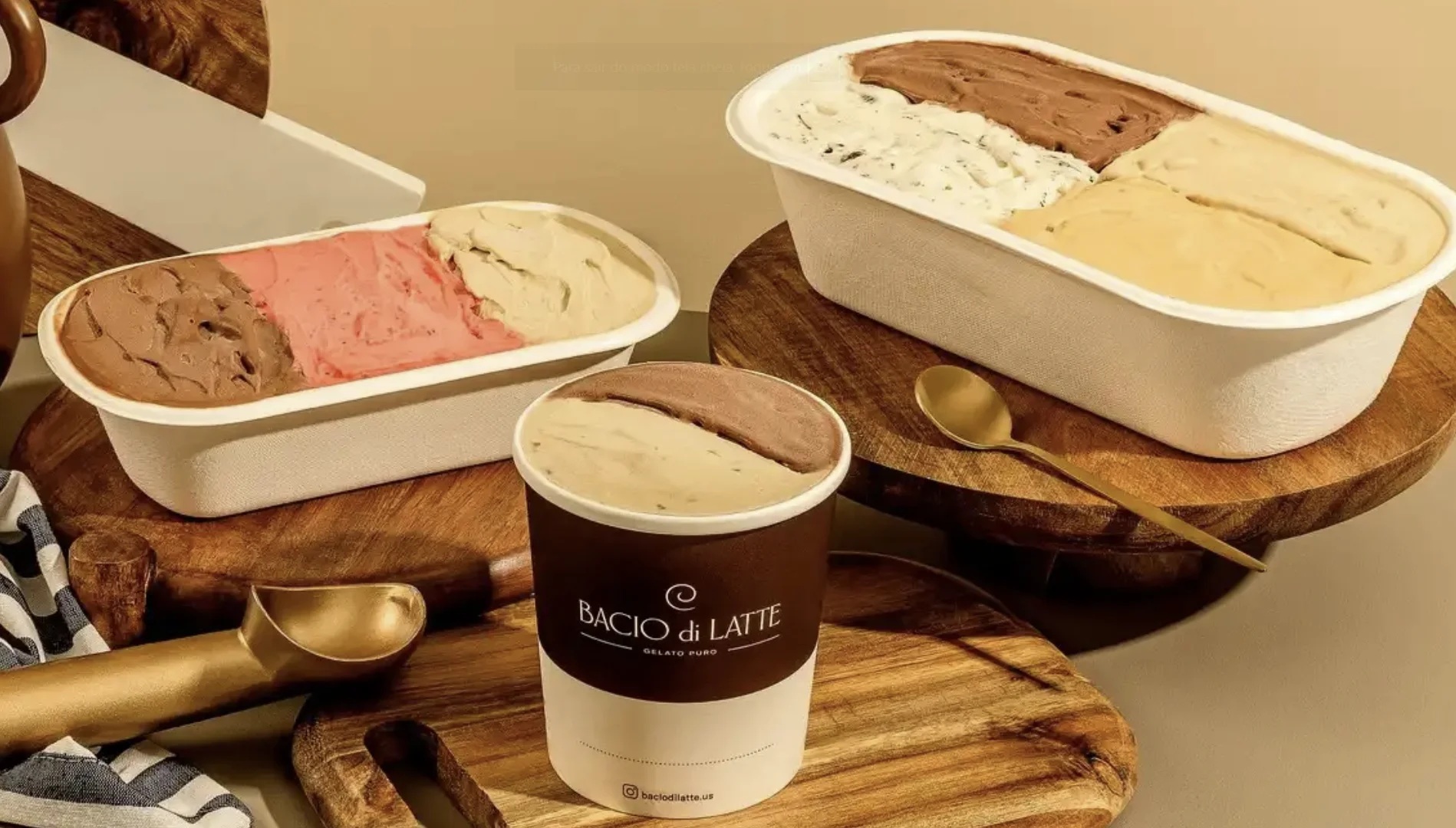 Potes de gelato Bacio di Latte em diferentes tamanhos e sabores, ilustrando o retorno da promoção Bacio em Dobro.