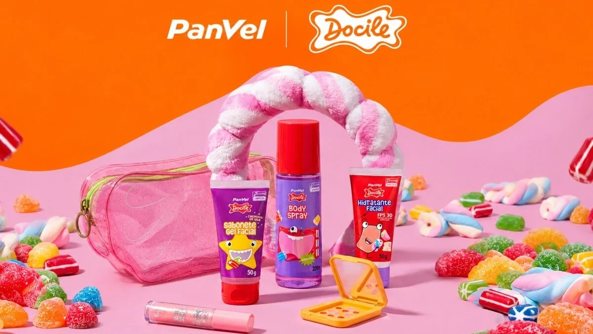 Coleção de beleza Panvel e Docile com sabonete facial, body spray, hidratante e acessórios cercados por doces coloridos