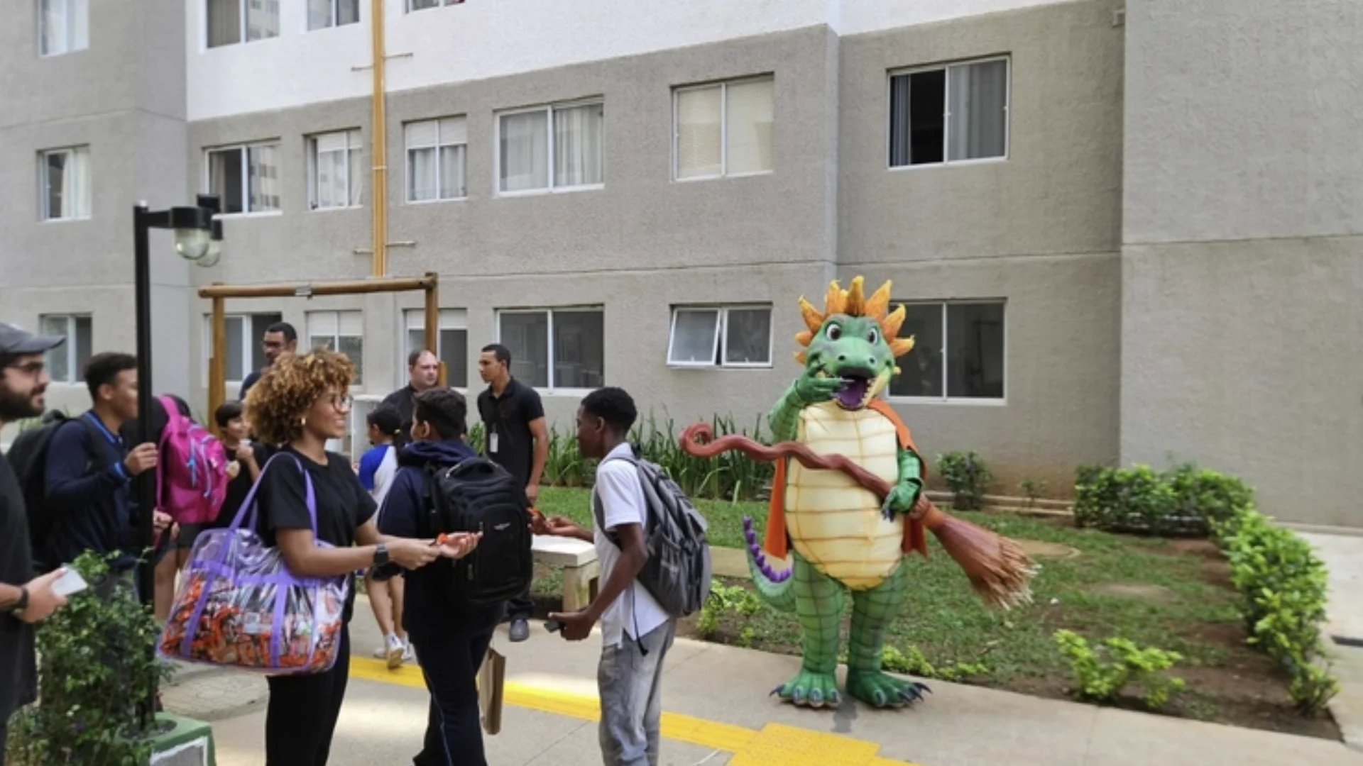 Cuca da Docile interage com moradores durante ação de Halloween em condomínio de São Paulo.