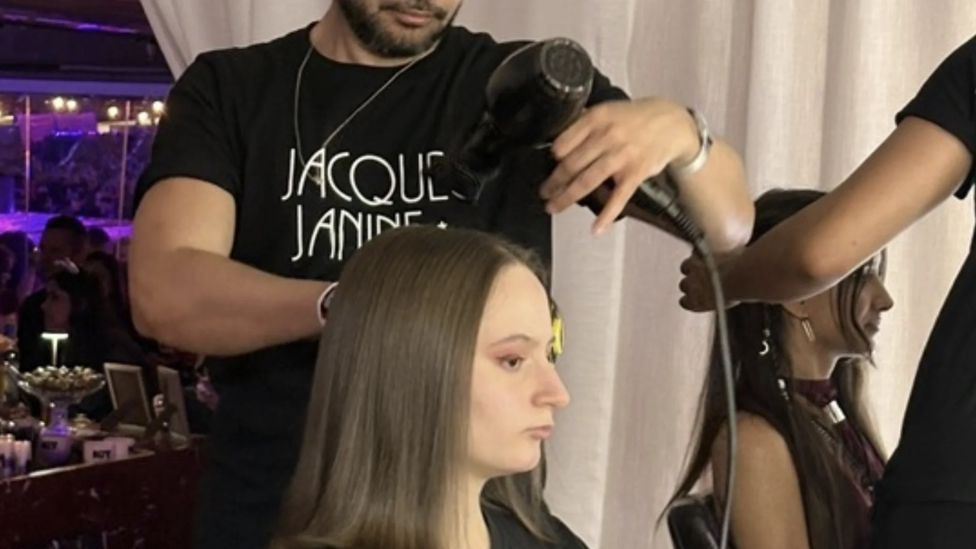Profissional da Jacques Janine prepara cabelo de convidada com secador.
