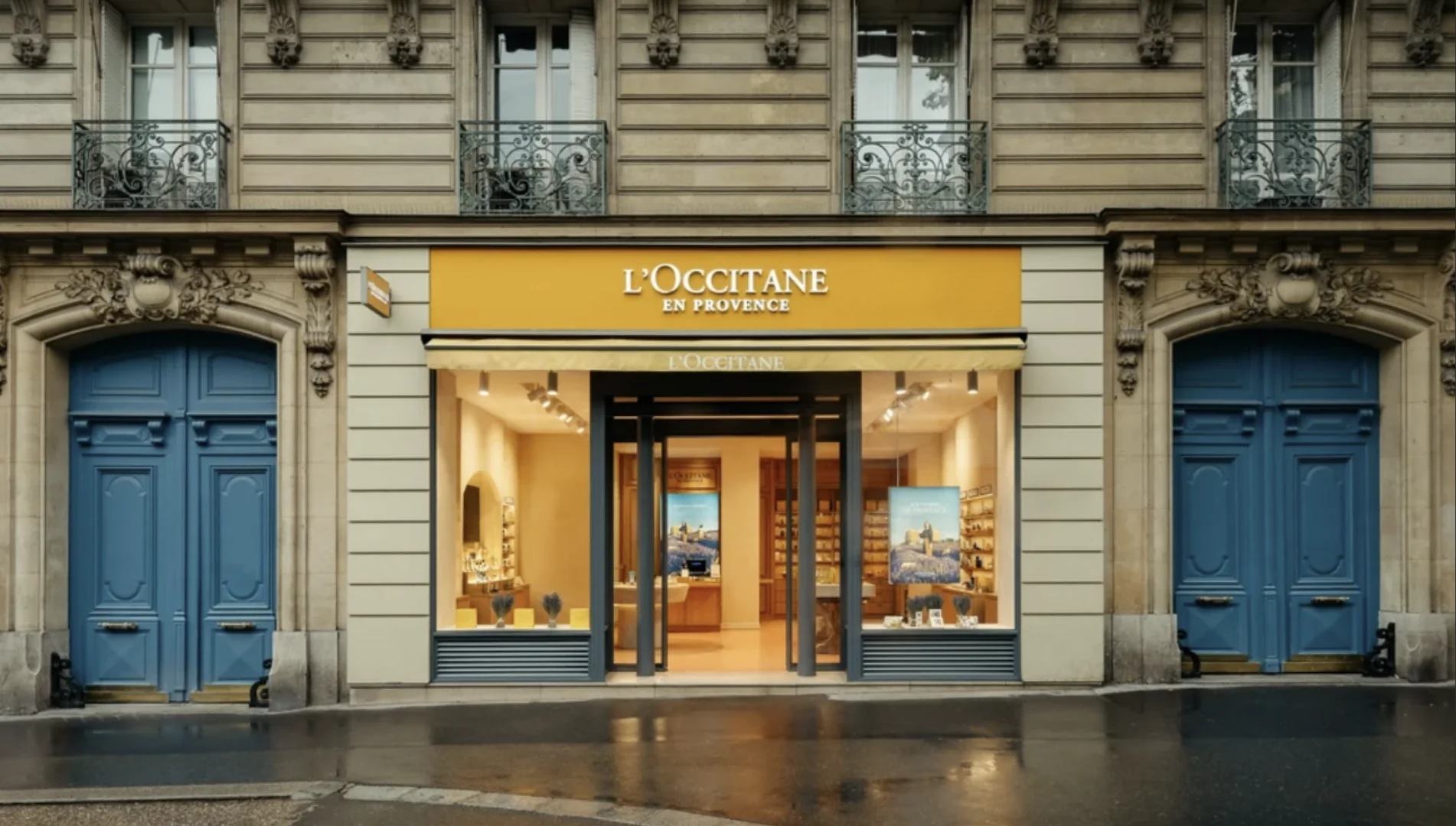 Fachada de loja L’Occitane en Provence com entrada iluminada e identidade visual da marca.