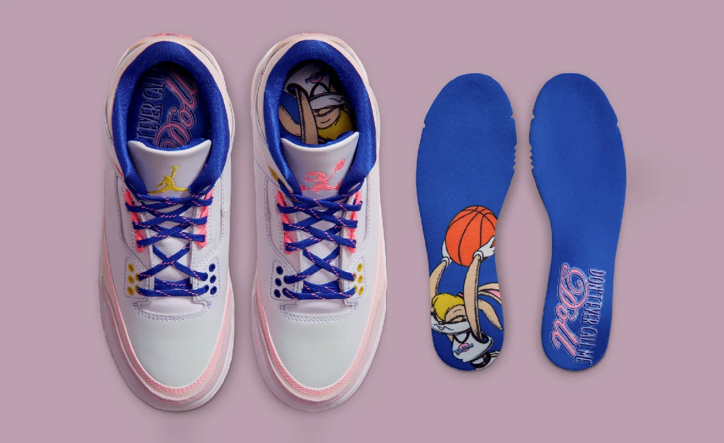 Air Jordan 3 Lola Bunny visto de cima, acompanhado de palmilhas azuis ilustradas com a personagem de Space Jam.