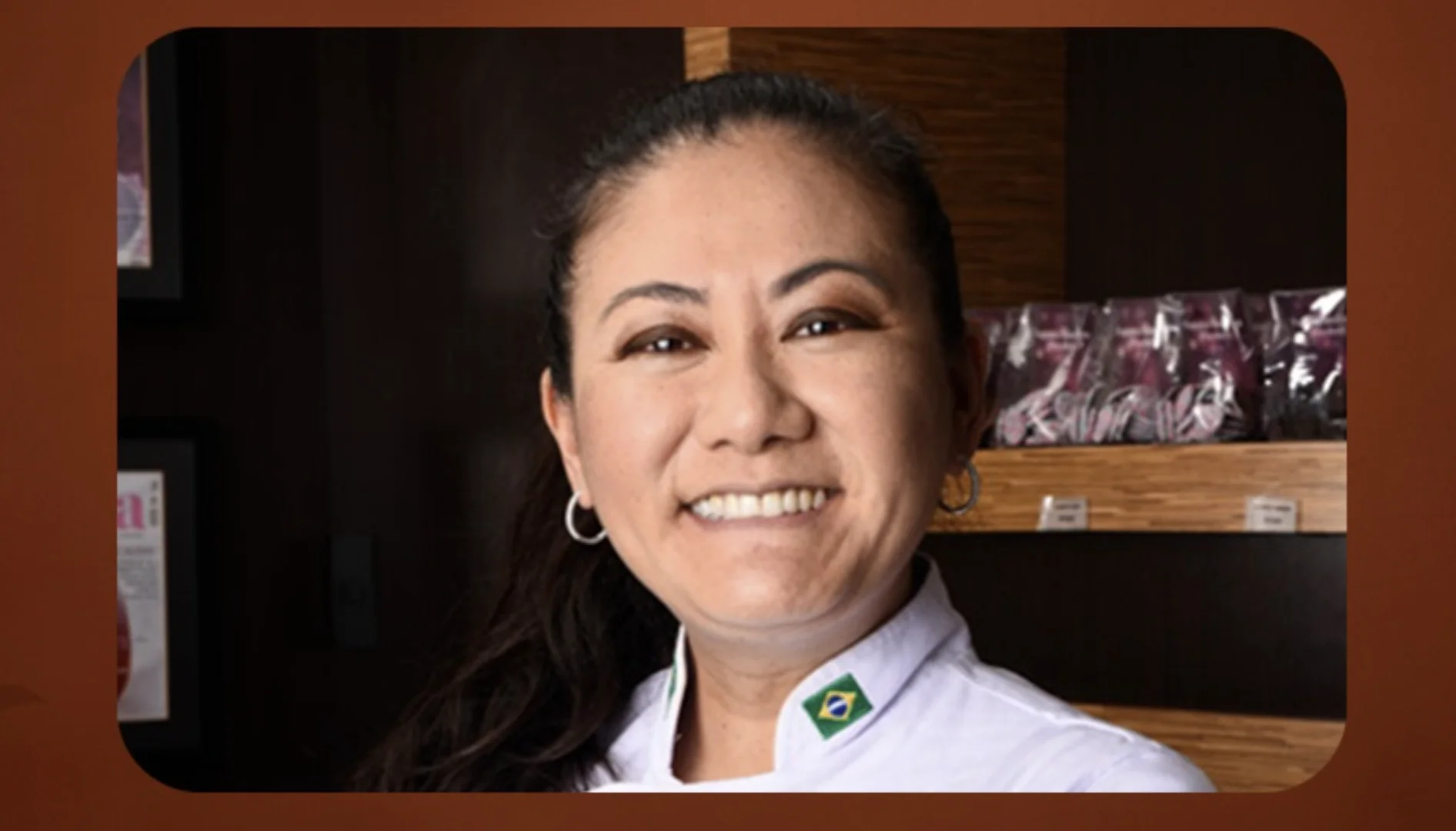 Confeiteira Renata Arassiro sorrindo em sua chocolateria.